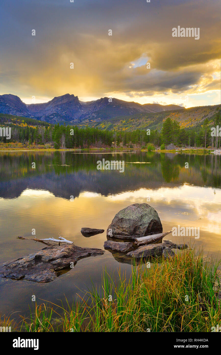 Coucher du soleil, le Pipit de Sprague, le lac Lake Trail, Rocky Mountain National Park, Estes, Colorado, USA Banque D'Images