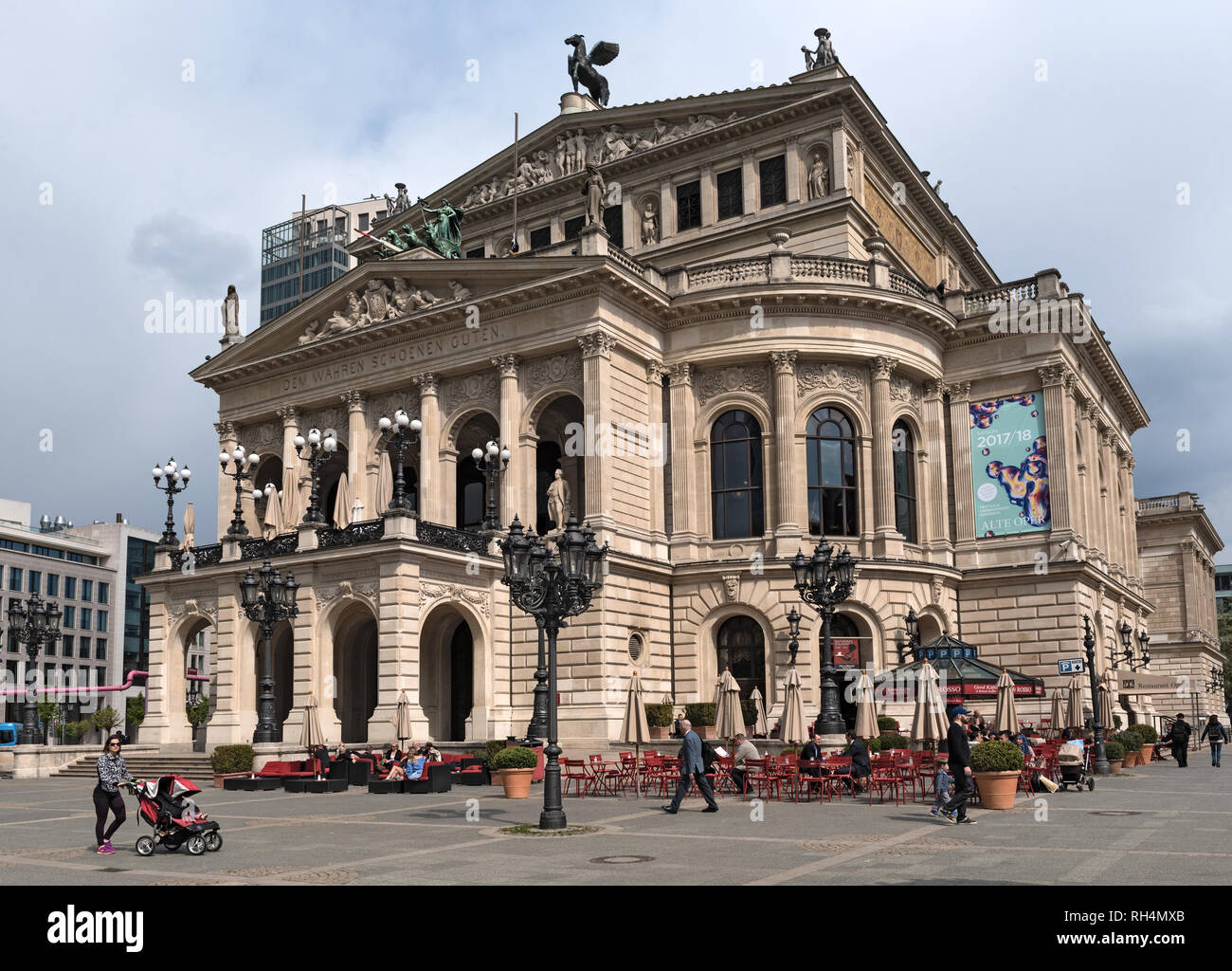 Vue d'Opernplatz et l'opéra de Frankfurt am Main, Allemagne Banque D'Images