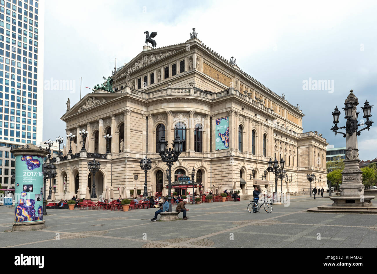 Vue d'Opernplatz et l'opéra de Frankfurt am Main, Allemagne Banque D'Images