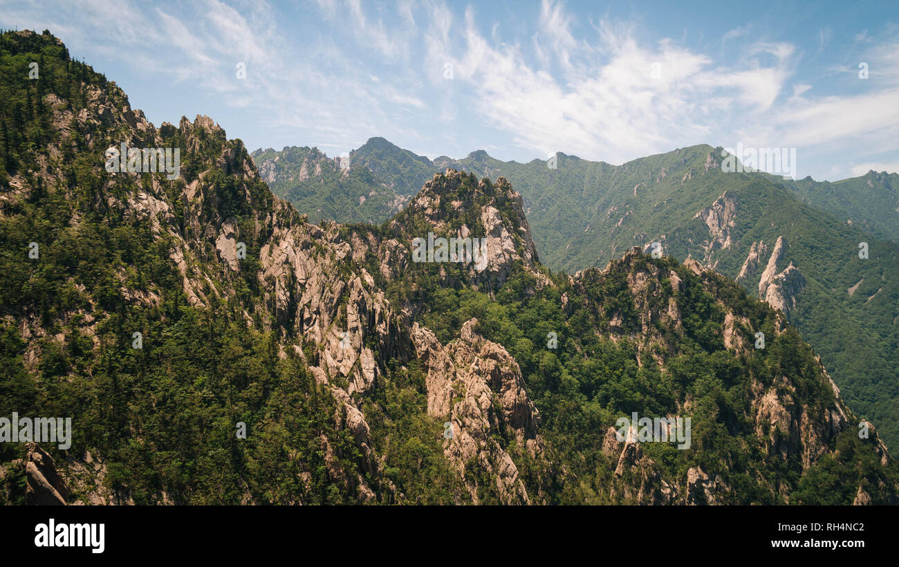 Gamme de montagne au Parc National de Seoraksan, Gangwon-do, Corée du Sud Banque D'Images