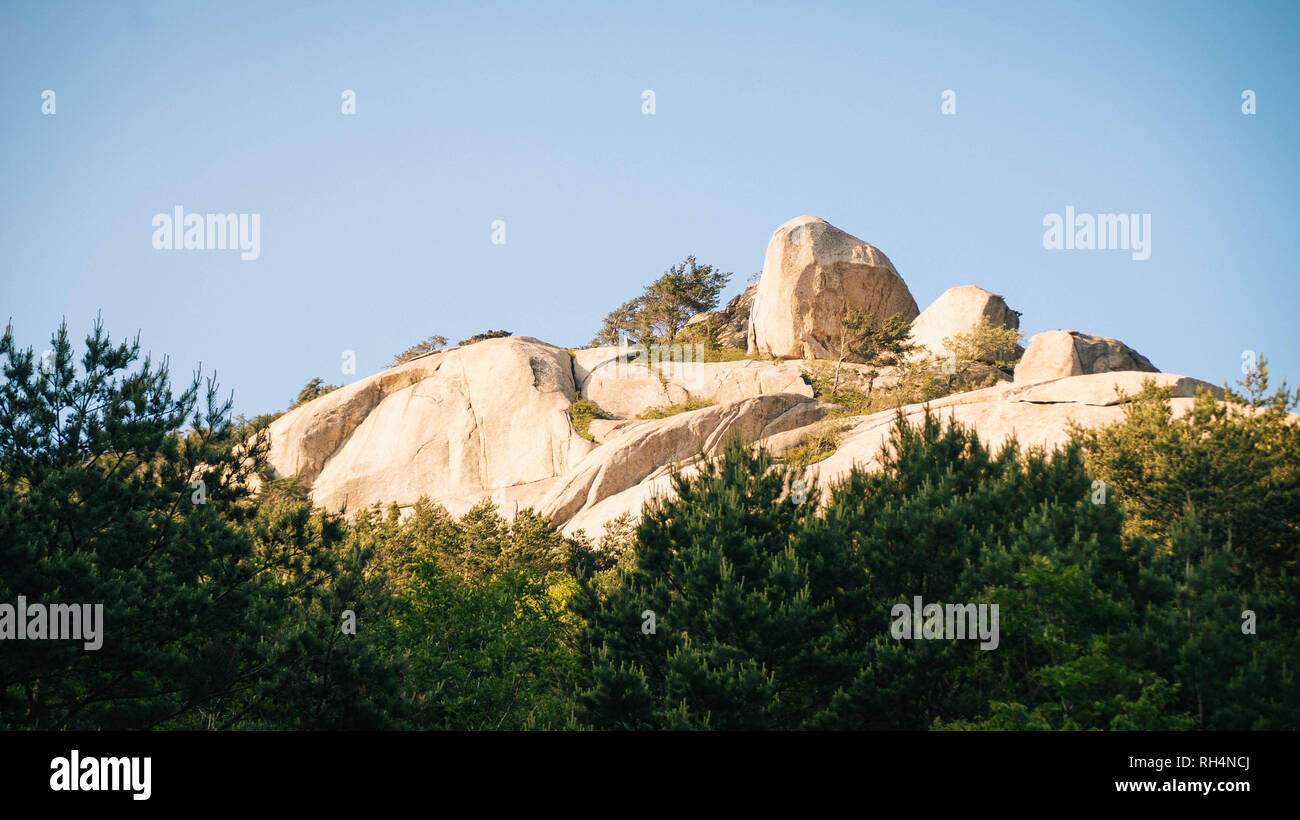Gros rocher par Seoraksan National Park Banque D'Images