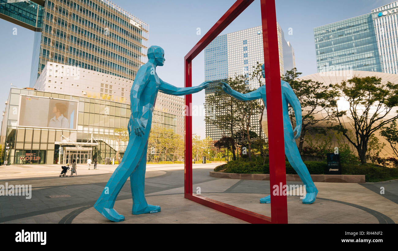 Statue et installation artistique au monde MBC, Sangam Culture Plaza, Séoul, Corée du Sud Banque D'Images