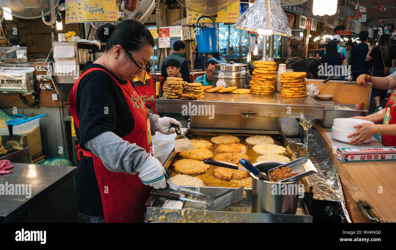 Une femme vendant la nourriture coréenne au marché de Gwangjang à Séoul, Corée du Sud Banque D'Images
