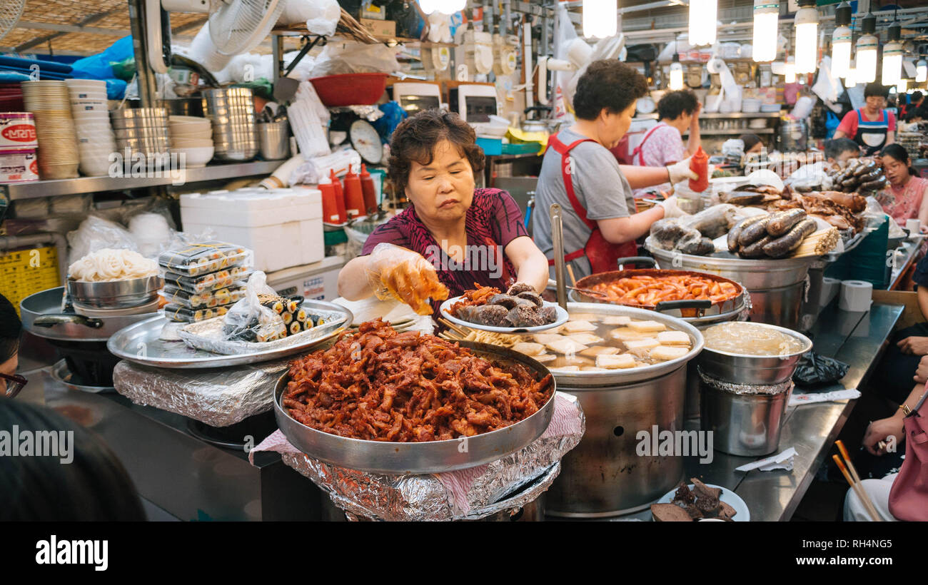 Une femme vendant la nourriture coréenne au marché de Gwangjang à Séoul, Corée du Sud Banque D'Images