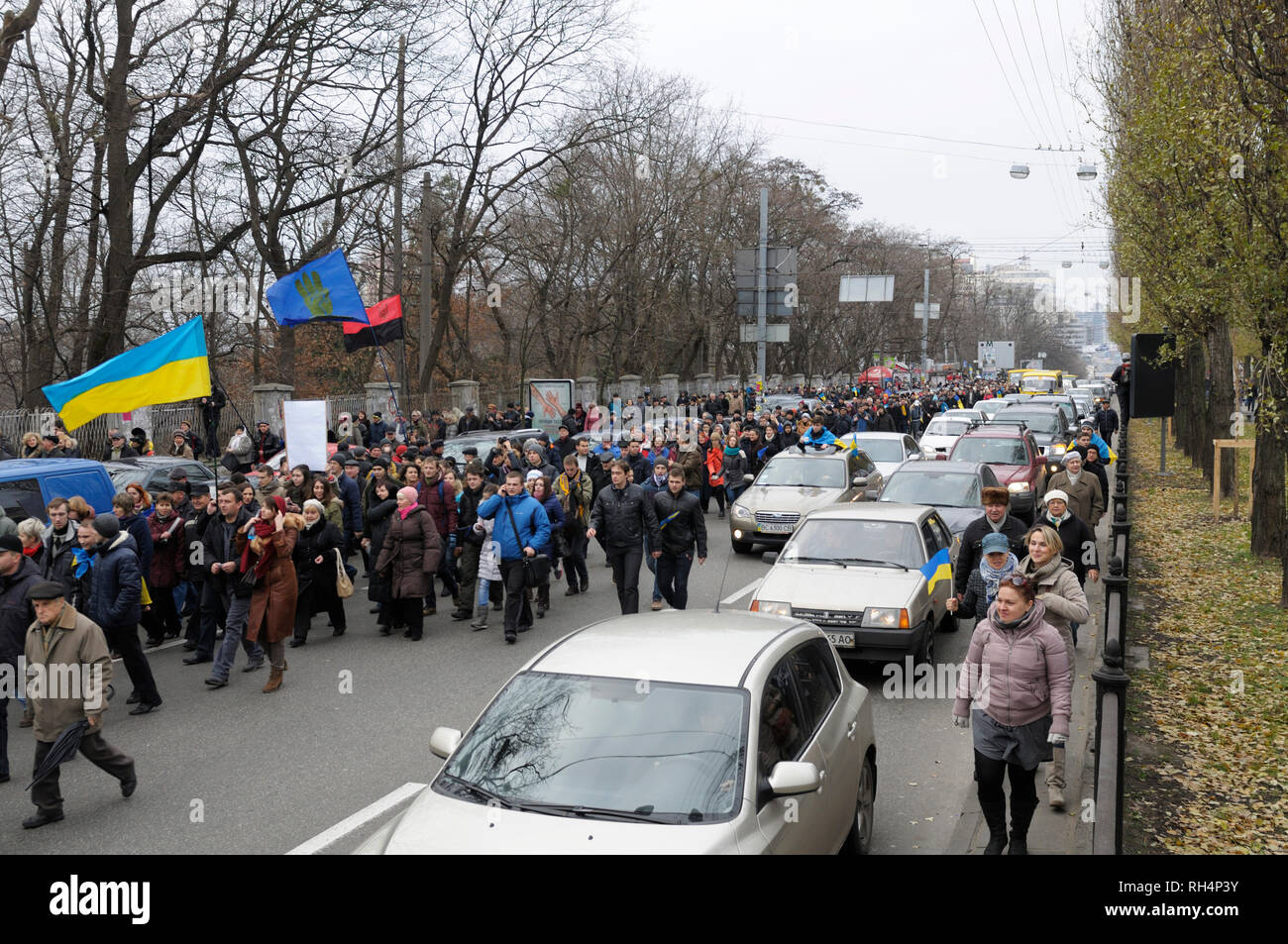 Grande foule de personnes se sont rassemblées sur la place, manifestation de masse. Révolution de la dignité, Majdan Nezalezhnosti. Le 1 décembre 2013. Kiev, Ukraine Banque D'Images