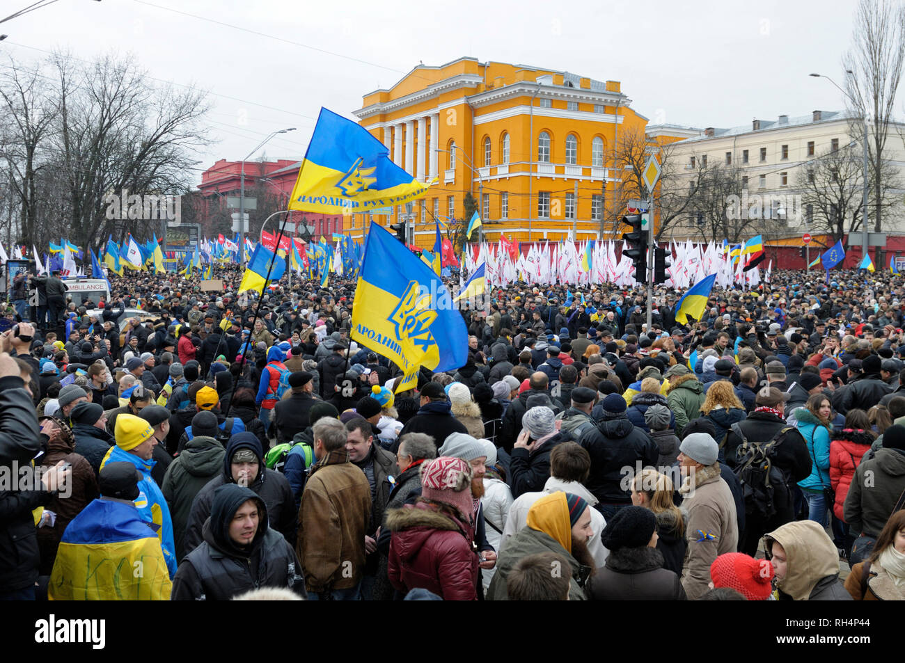 Grande foule de personnes se sont rassemblées sur la place, manifestation de masse. Révolution de la dignité, Majdan Nezalezhnosti. Le 1 décembre 2013. Kiev, Ukraine Banque D'Images