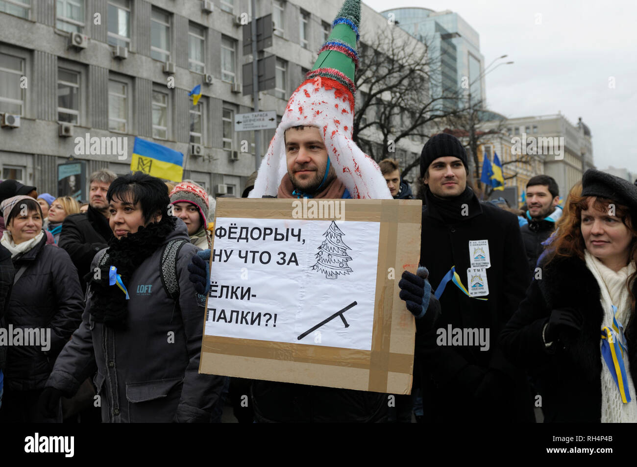 Grande foule de personnes se sont rassemblées sur la place, manifestation de masse. Révolution de la dignité, Majdan Nezalezhnosti. Le 1 décembre 2013. Kiev, Ukraine Banque D'Images