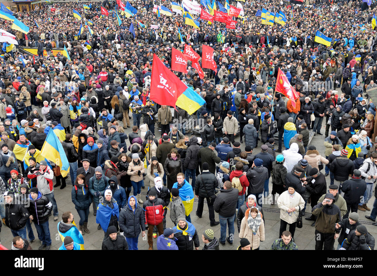 Grande foule de personnes se sont rassemblées sur la place, manifestation de masse. Révolution de la dignité, Majdan Nezalezhnosti. Le 1 décembre 2013. Kiev, Ukraine Banque D'Images