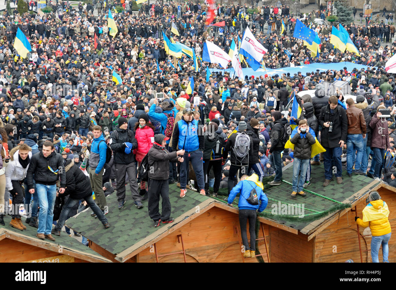 Grande foule de personnes se sont rassemblées sur la place, manifestation de masse. Révolution de la dignité, Majdan Nezalezhnosti. Le 1 décembre 2013. Kiev, Ukraine Banque D'Images