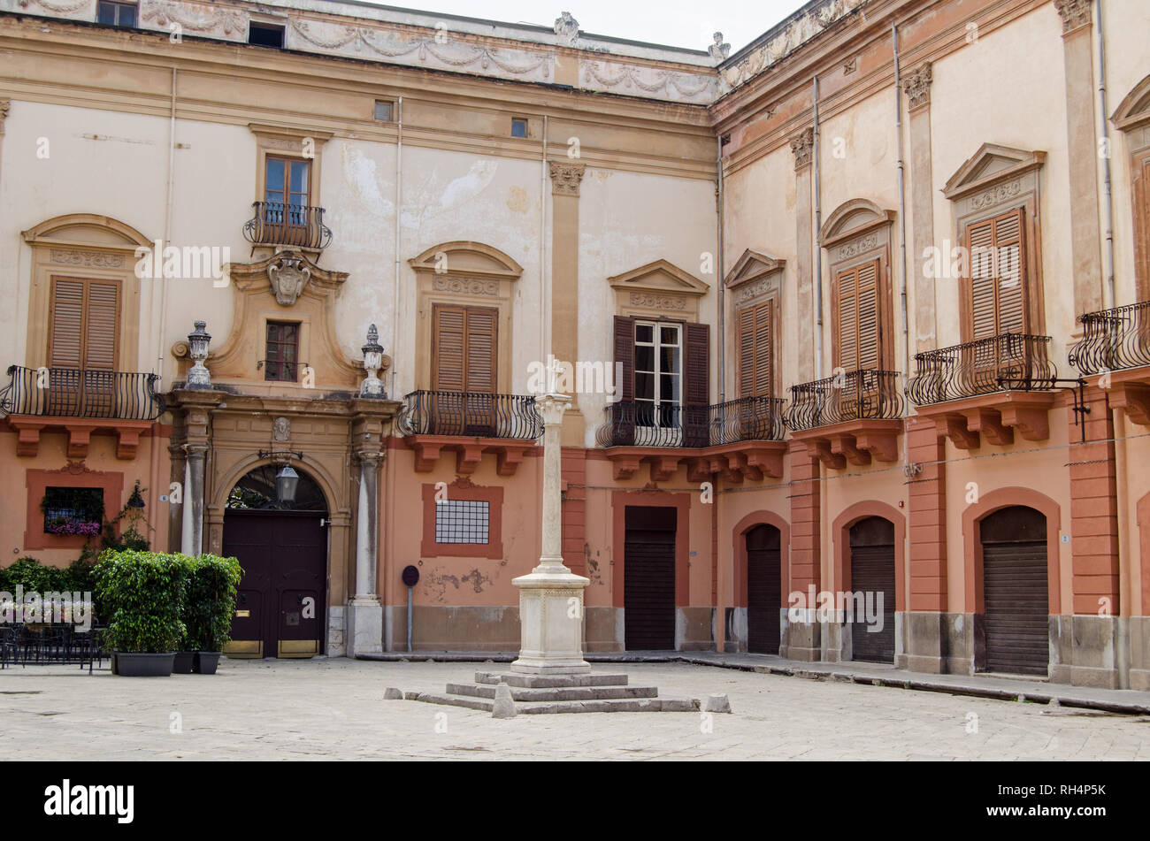 La fin de l'après-midi sur la Piazza Croce Dei Vespri vers l'historique Palazzo Valguarnera Gangi dans la vieille ville historique de Palerme, Sicile. Vie Banque D'Images