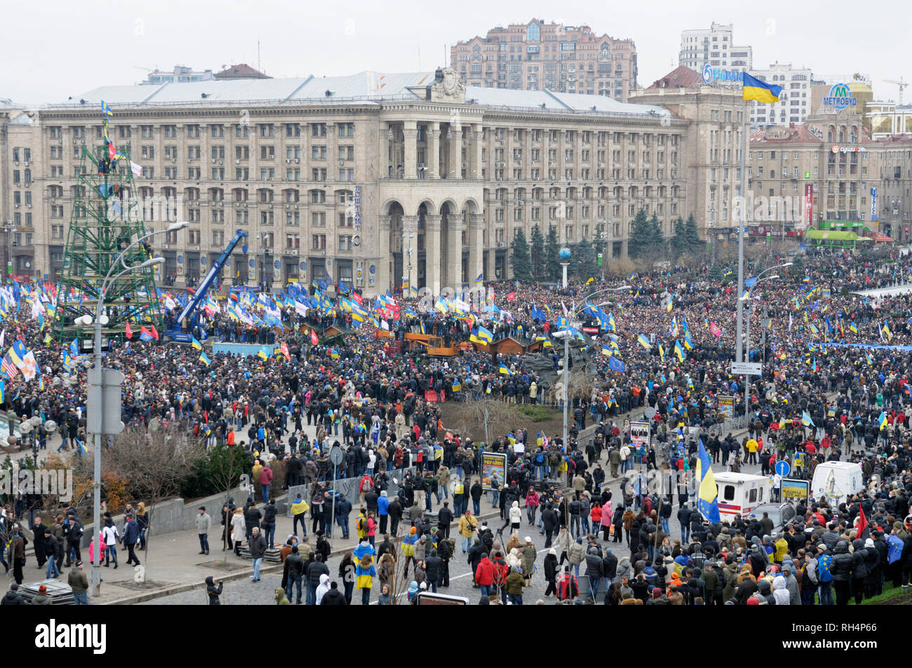 Grande foule de personnes se sont rassemblées sur la place, manifestation de masse. Révolution de la dignité, Majdan Nezalezhnosti. Le 1 décembre 2013. Kiev, Ukraine Banque D'Images