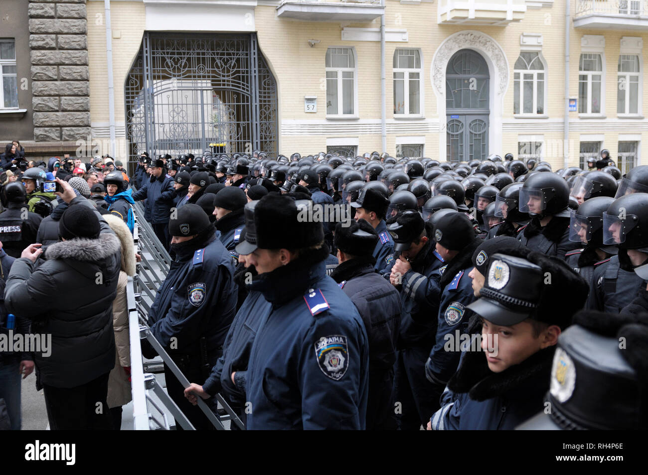 Révolution de la dignité, des affrontements sur la rue Bankova, rangée de policiers, les manifestants se tiennent sur un bulldozer. Le 1 décembre 2013. Kiev, Ukraine Banque D'Images