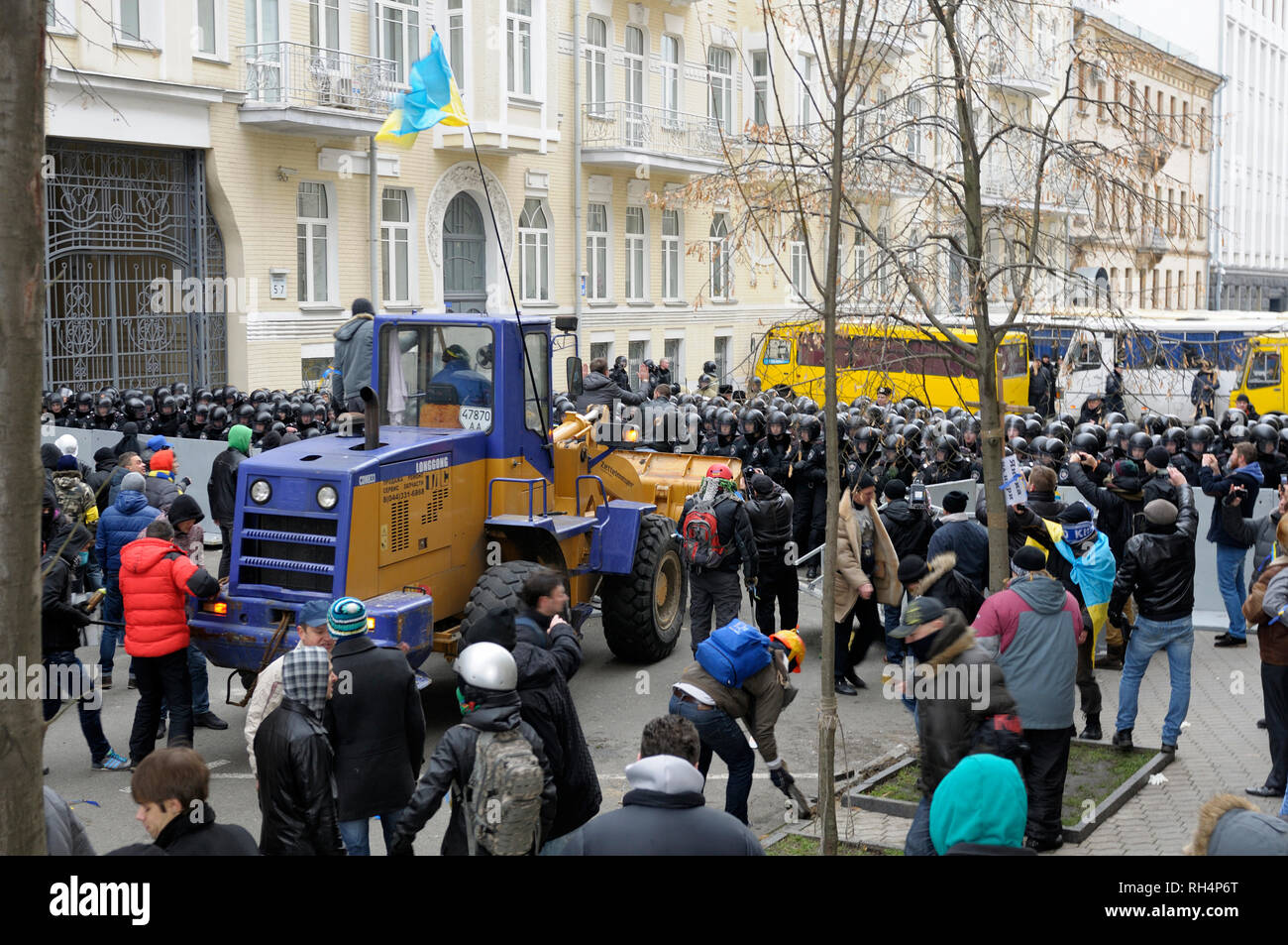 Révolution de la dignité, des affrontements sur la rue Bankova, rangée de policiers, les manifestants se tiennent sur un bulldozer. Le 1 décembre 2013. Kiev, Ukraine Banque D'Images
