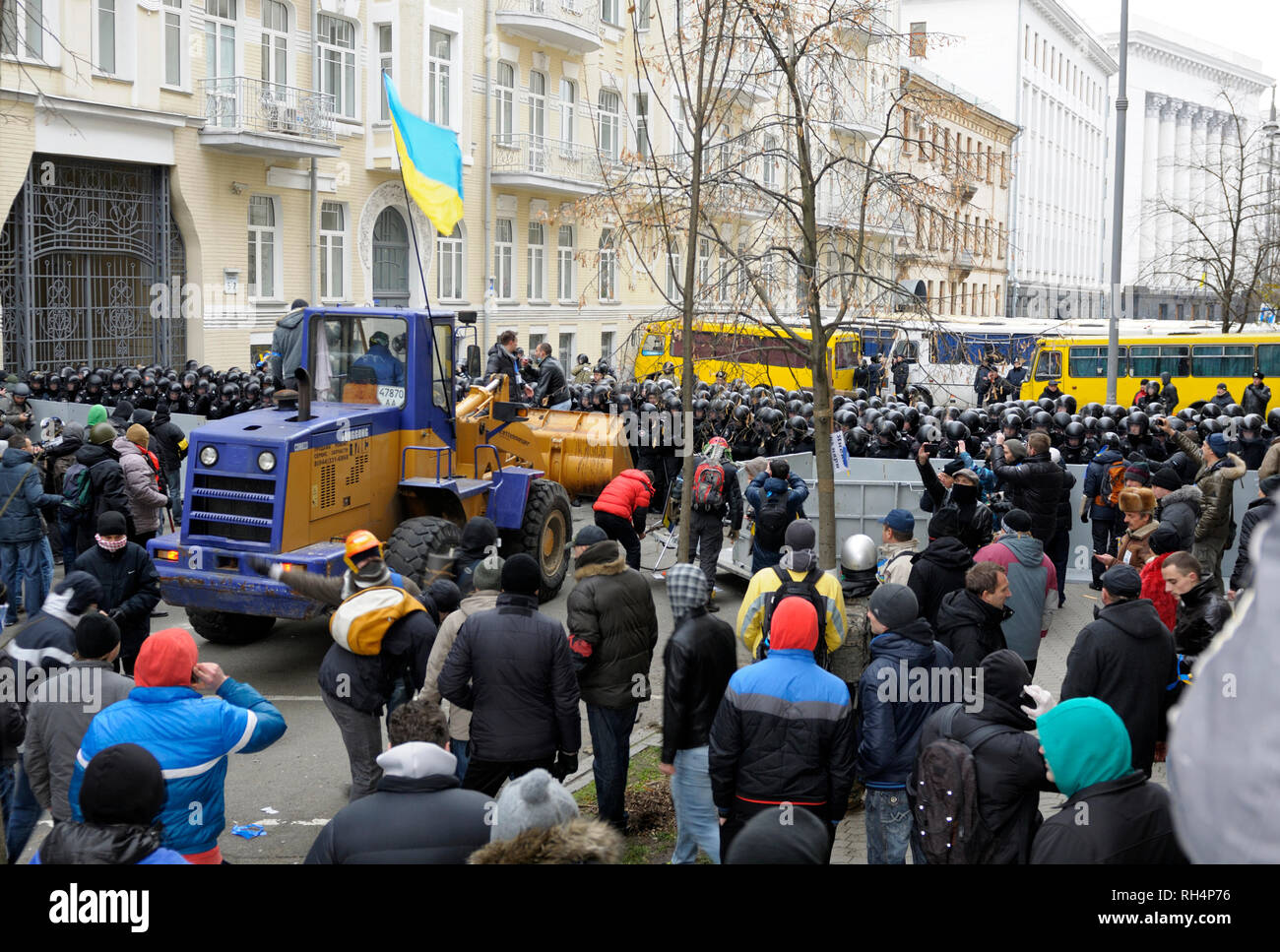 Révolution de la dignité, des affrontements sur la rue Bankova, rangée de policiers, les manifestants se tiennent sur un bulldozer. Le 1 décembre 2013. Kiev, Ukraine Banque D'Images