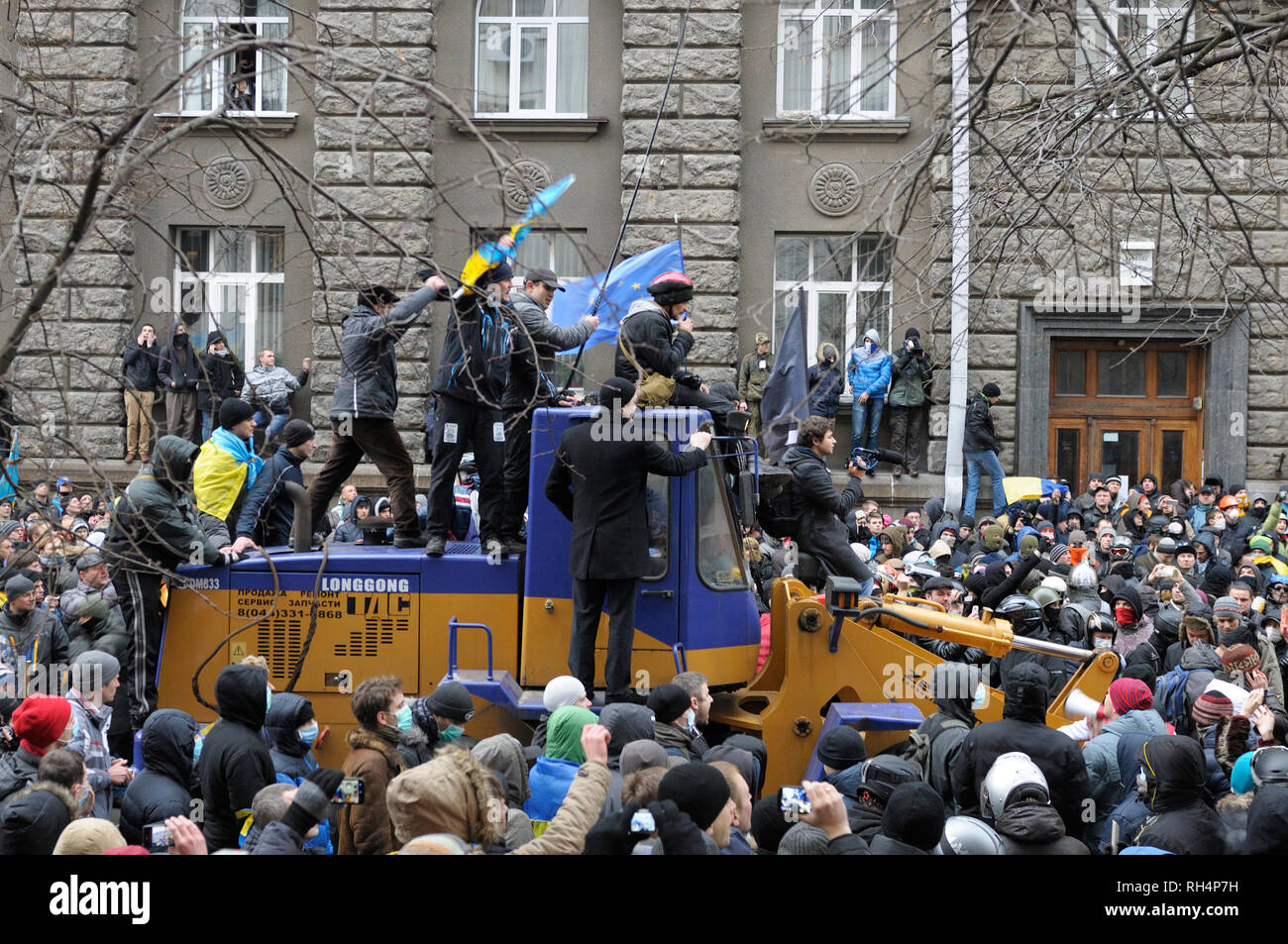 Révolution de la dignité, des affrontements sur la rue Bankova, rangée de policiers, les manifestants se tiennent sur un bulldozer. Le 1 décembre 2013. Kiev, Ukraine Banque D'Images
