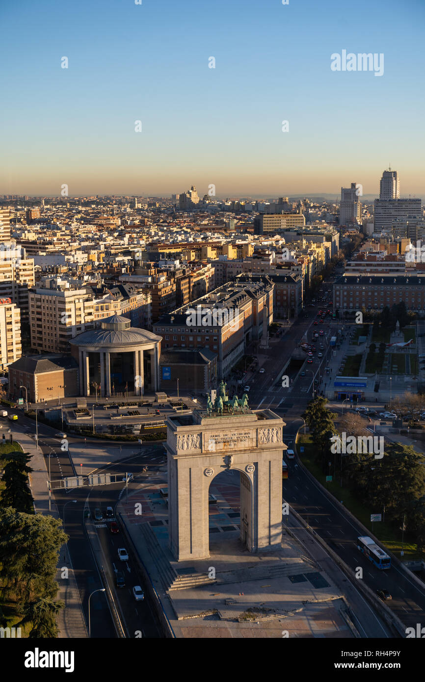 Coucher du soleil de l'emblématique Arc De Moncloa et Faro de Moncloa à Madrid Banque D'Images
