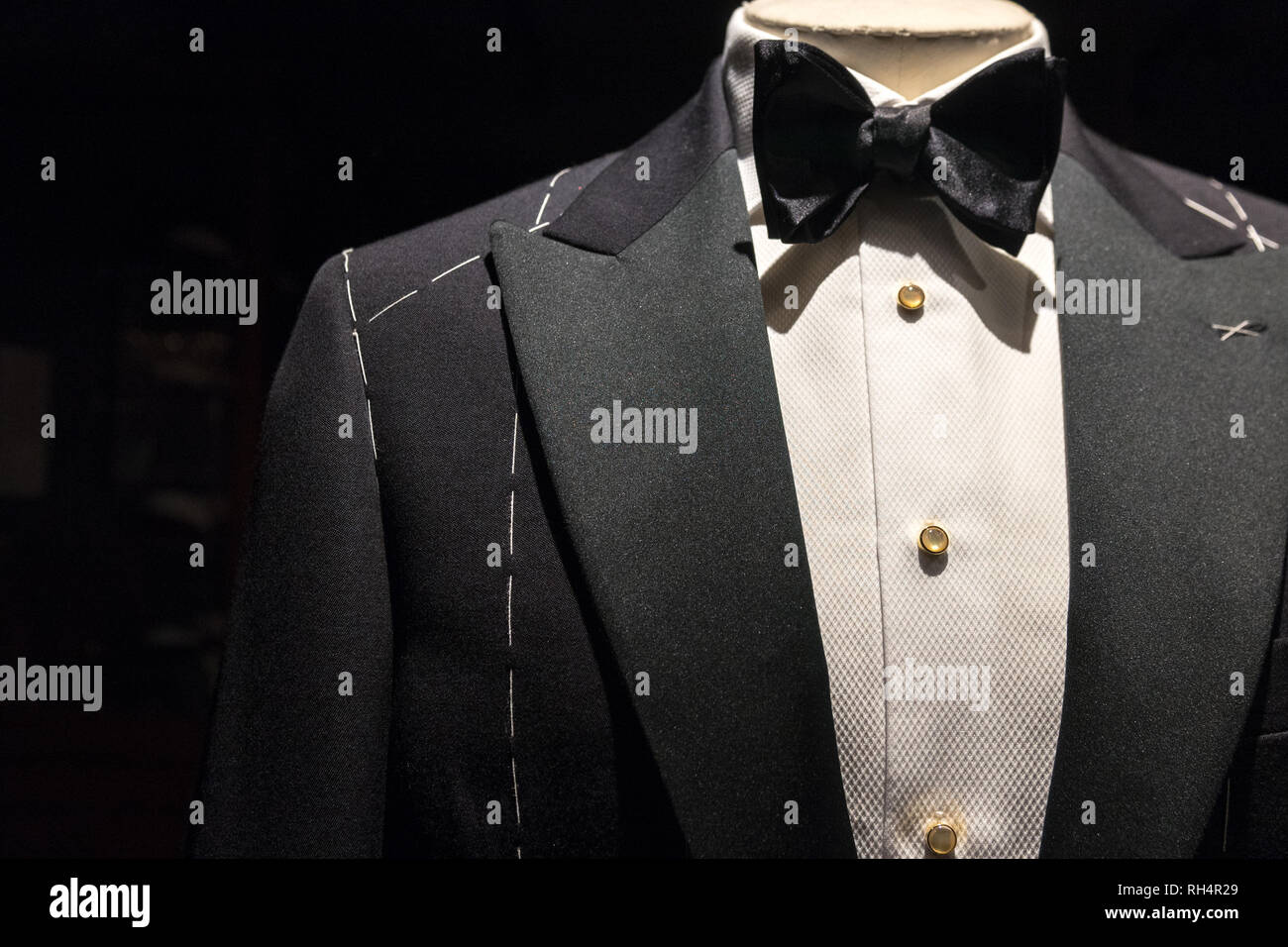Gros plan sur la partie supérieure du manteau sur mesure sur mannikin avec noeud  papillon noir et chemise boutons de paillette Photo Stock - Alamy