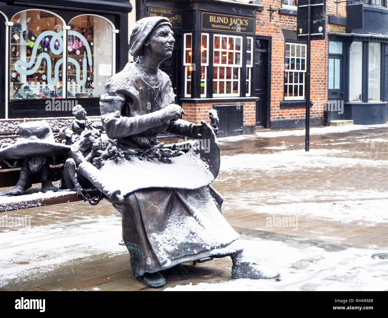 Mother Shipton statue sur le marché en hiver au nord Yorkshire Angleterre Knaresborough Banque D'Images