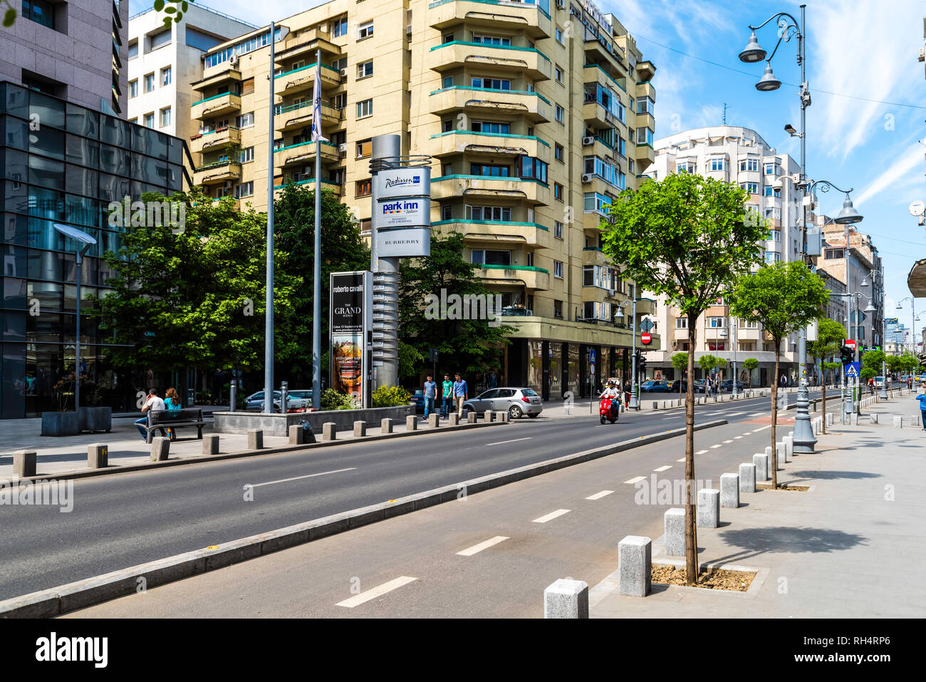 Bucarest, Roumanie - 16 avril 2016 : Panorama de l'Avenue de la Victoire (Calea Victoriei) Centre-ville de Bucarest. Banque D'Images