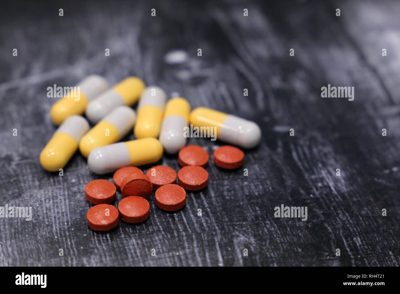 Comprimés et gélules sur table en bois foncé, selective focus. Concept de la polypharmacie, médicaments, les vitamines, les soins de santé Banque D'Images