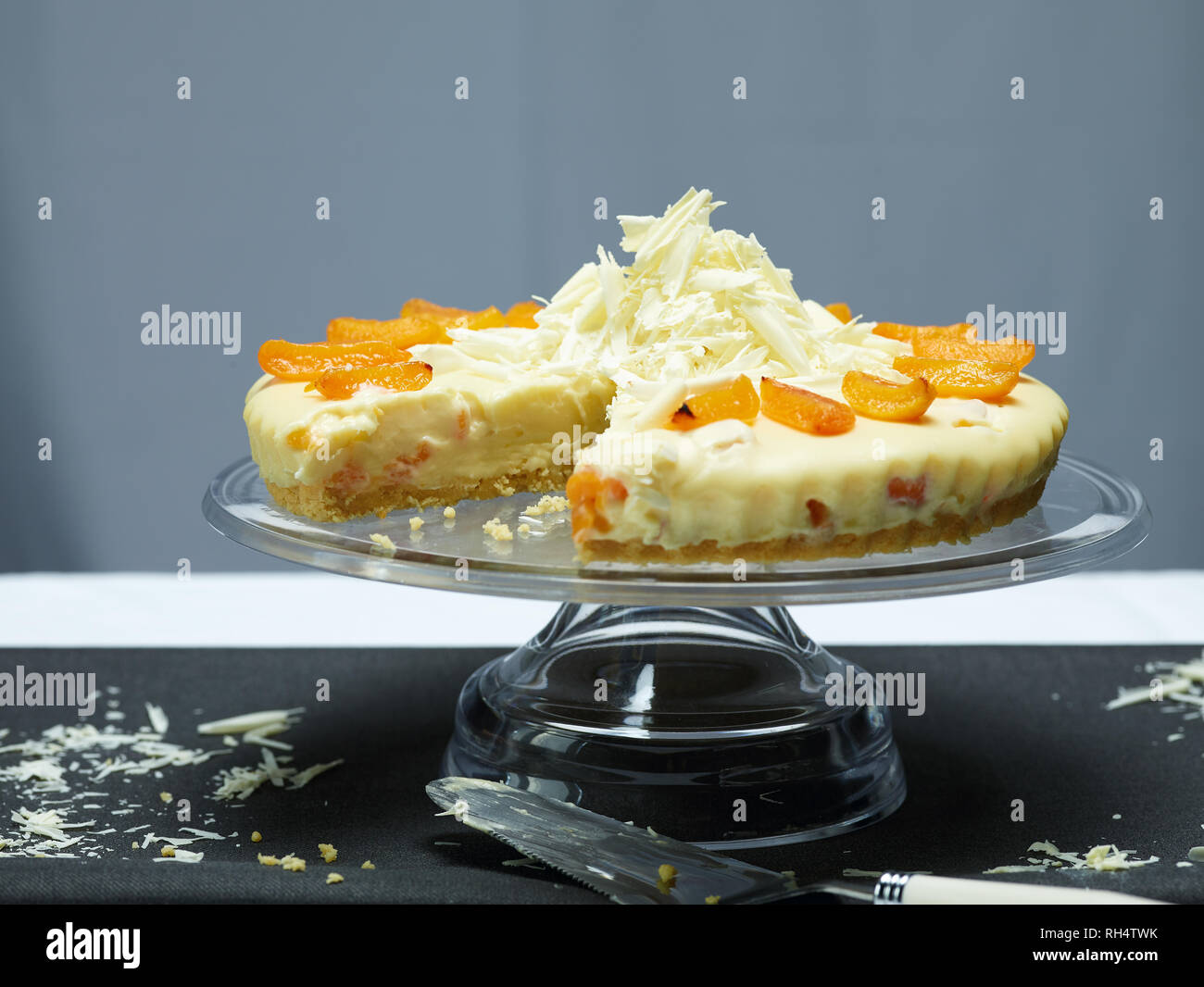 L'abricot et au chocolat blanc avec une tranche de gâteau au fromage et une tranche de gâteau pris Banque D'Images