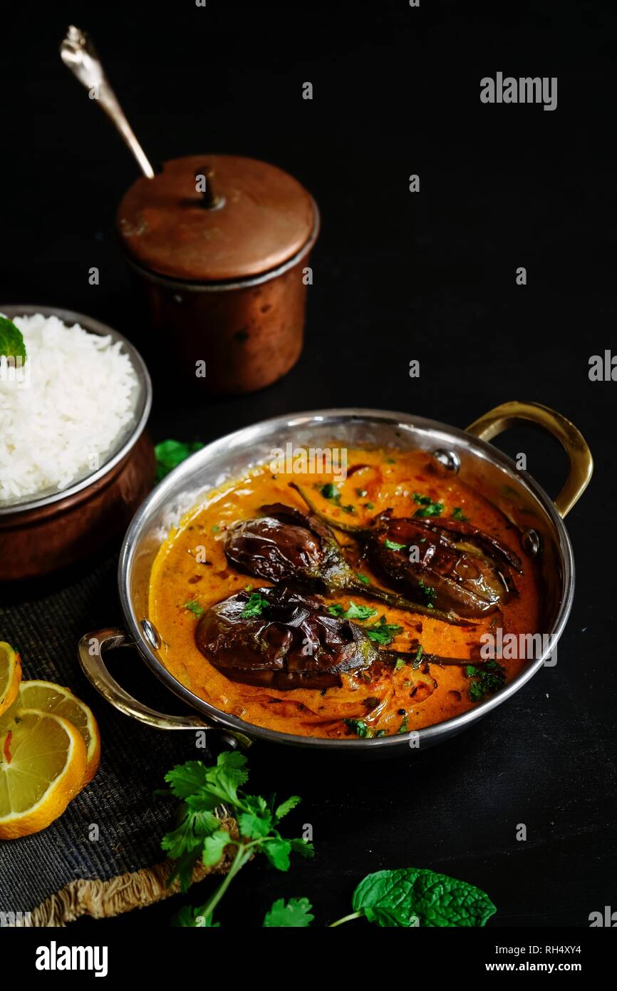 Dahi Baingan / Yaourt Aubergine servi avec du riz au curry - plat fromIndia Odia populaires Banque D'Images