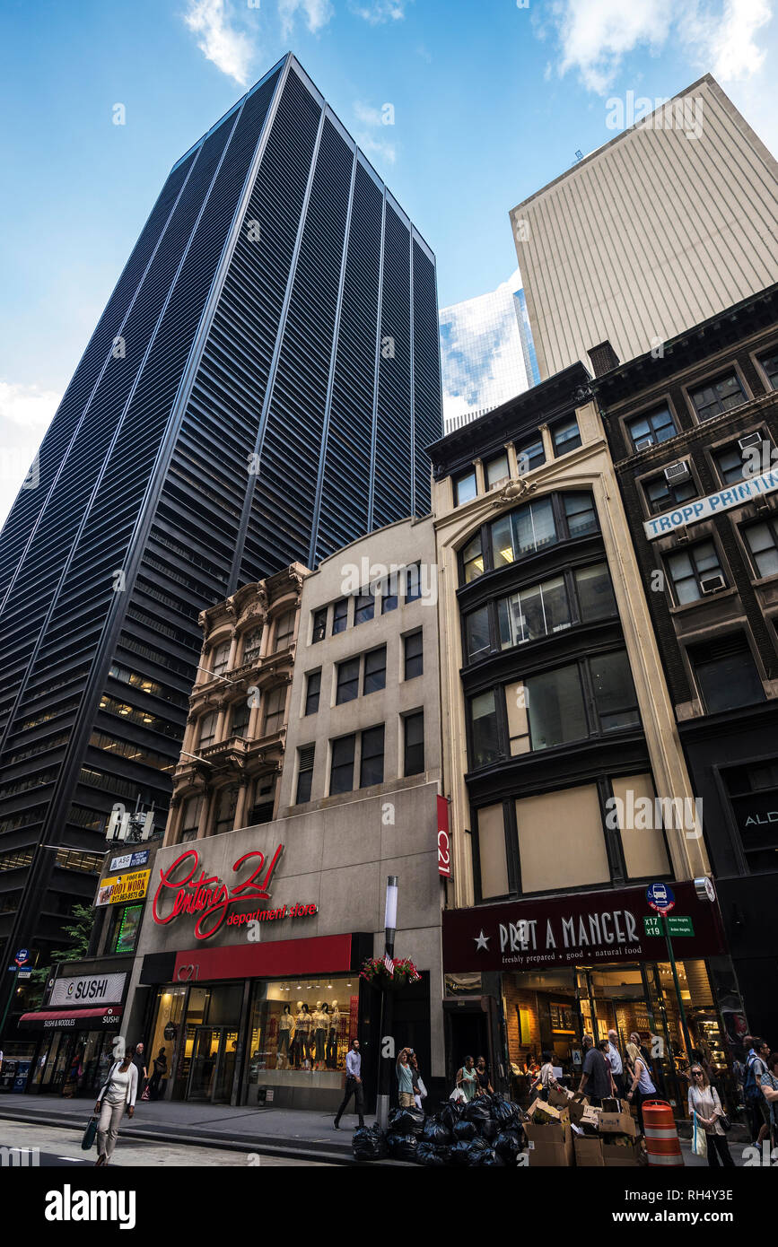 La ville de New York, USA - Le 26 juillet 2018 : Façade de Century 21, magasin et un restaurant Pret a manger avec des gens autour de Manhattan à New York C Banque D'Images