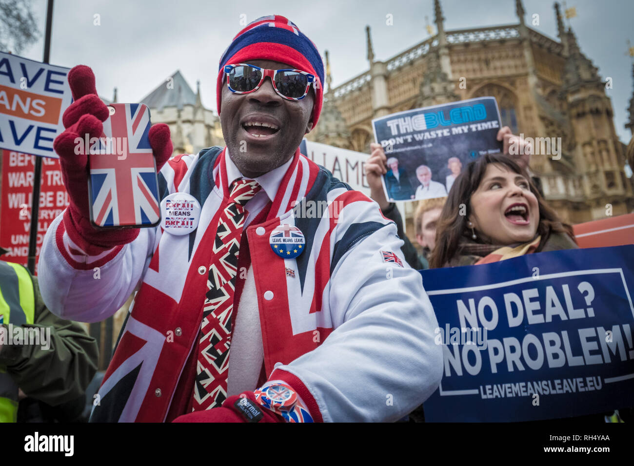 Pro et anti-manifestants Brexit recueillir et de protestation à l'extérieur des édifices du Parlement à Westminster, Londres. Banque D'Images