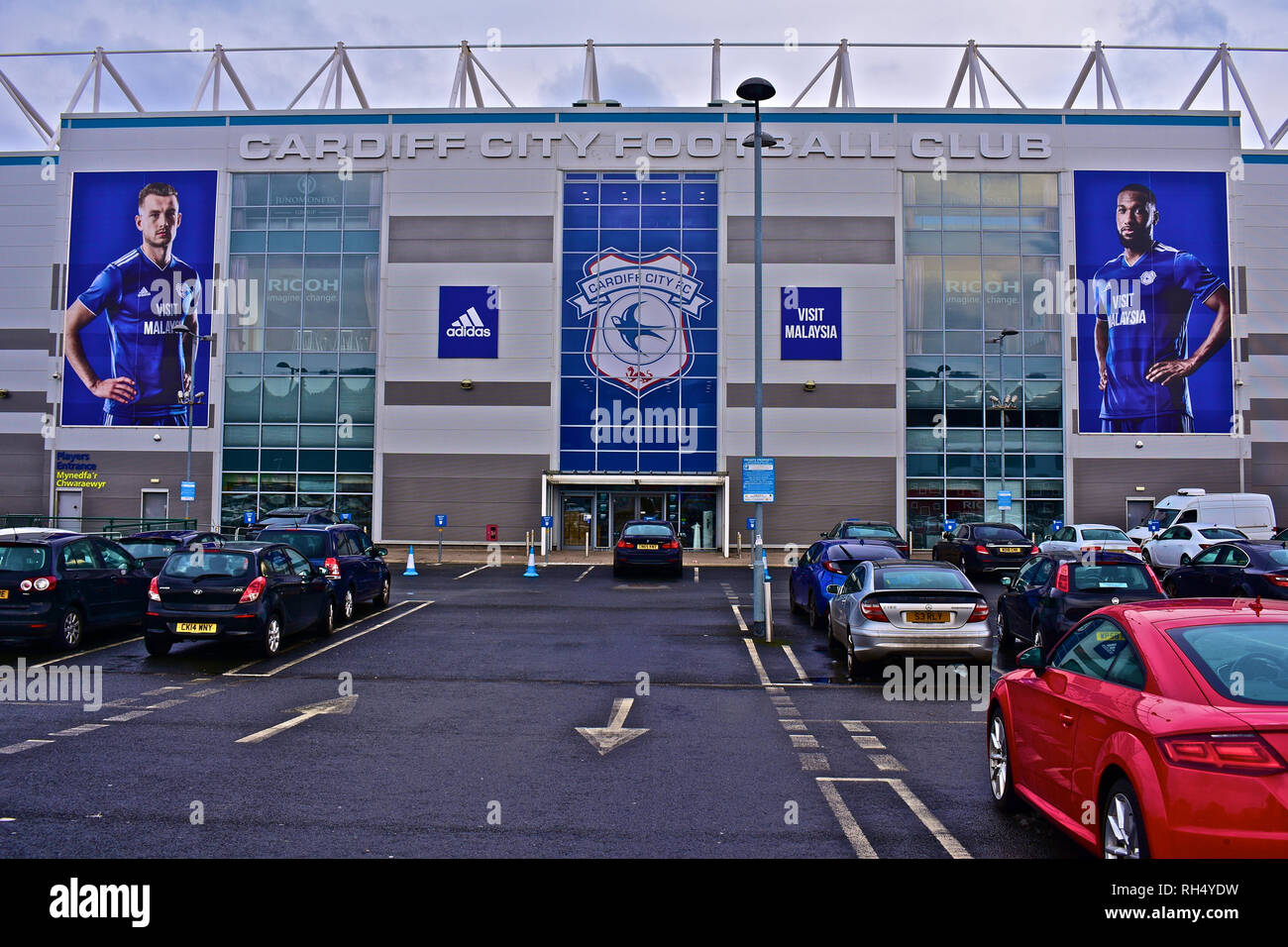 Avant de voir l'entrée de la Cardiff City Football Club stade lors de Leckwith à la périphérie de Cardiff.voitures garées à l'extérieur. Banque D'Images