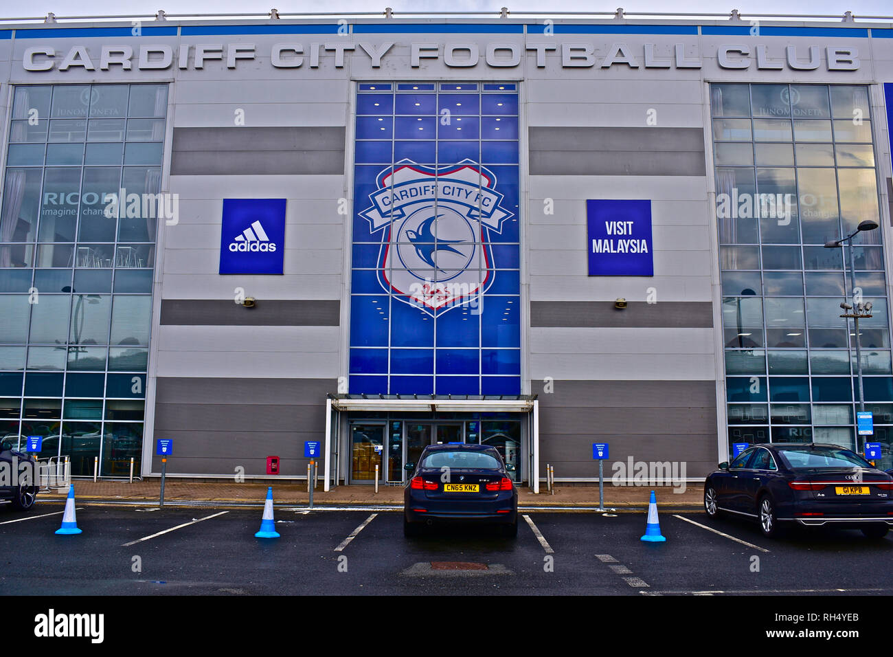 Avant de voir l'entrée de la Cardiff City Football Club stade lors de Leckwith à la périphérie de Cardiff.voitures garées à l'extérieur. Banque D'Images
