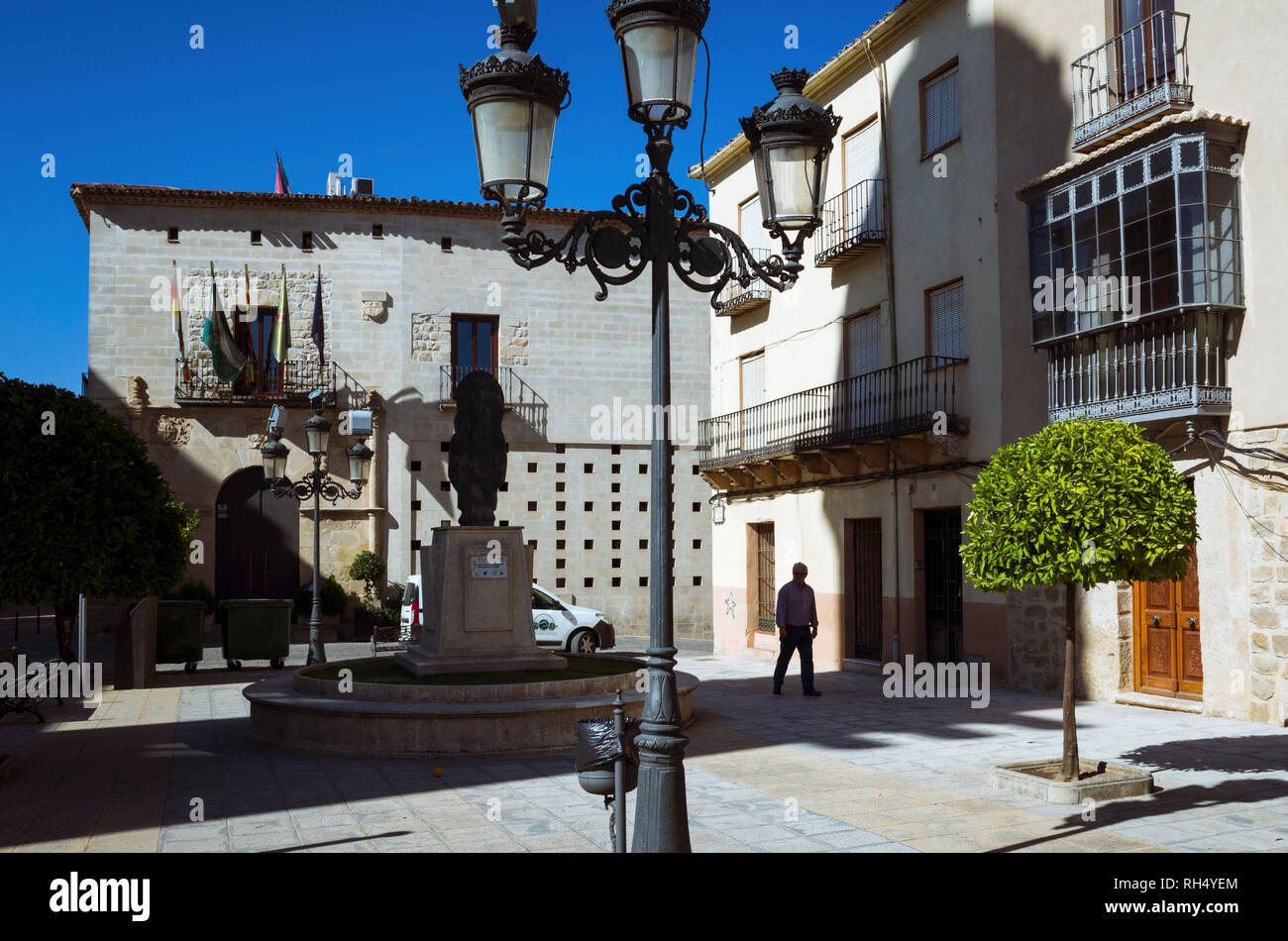 Castellar, province de Jaén, Andalousie, Espagne : Un homme passe devant l'hôtel de ville placée au Palacio de la Casa Ducal de Medinaceli, sur la Plaza de la Consti Banque D'Images