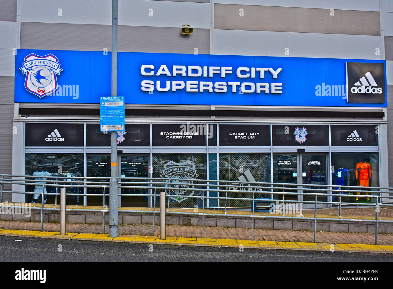 Cardiff City Football Club stade lors de Leckwith à la périphérie de Cardiff. Close up d'entrée de la vente de vêtements de sport superstore Banque D'Images