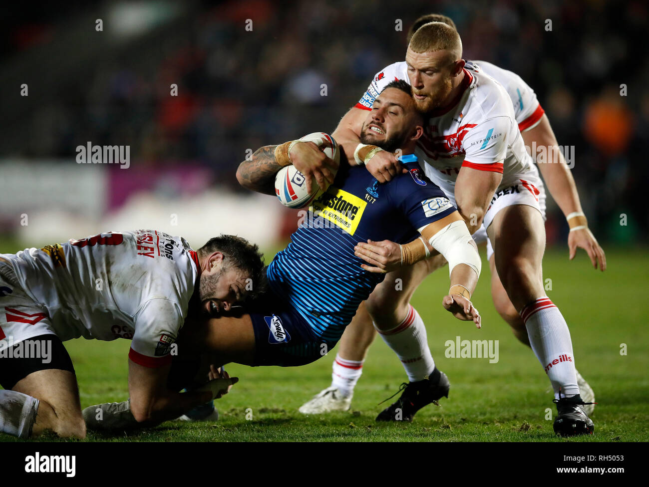 St Helens' Alex Walmsley et Luke Thompson s'attaquer à Wigan Warriors' Romain Navarrete au cours de la Super League Betfred match au stade totalement méchants, St Helens. Banque D'Images