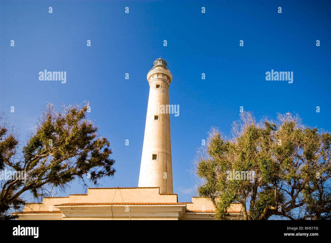 La hauteur, le phare blanc de San Vito lo Capo, resort town dans la province de Trapani, Sicile, Italie. Banque D'Images