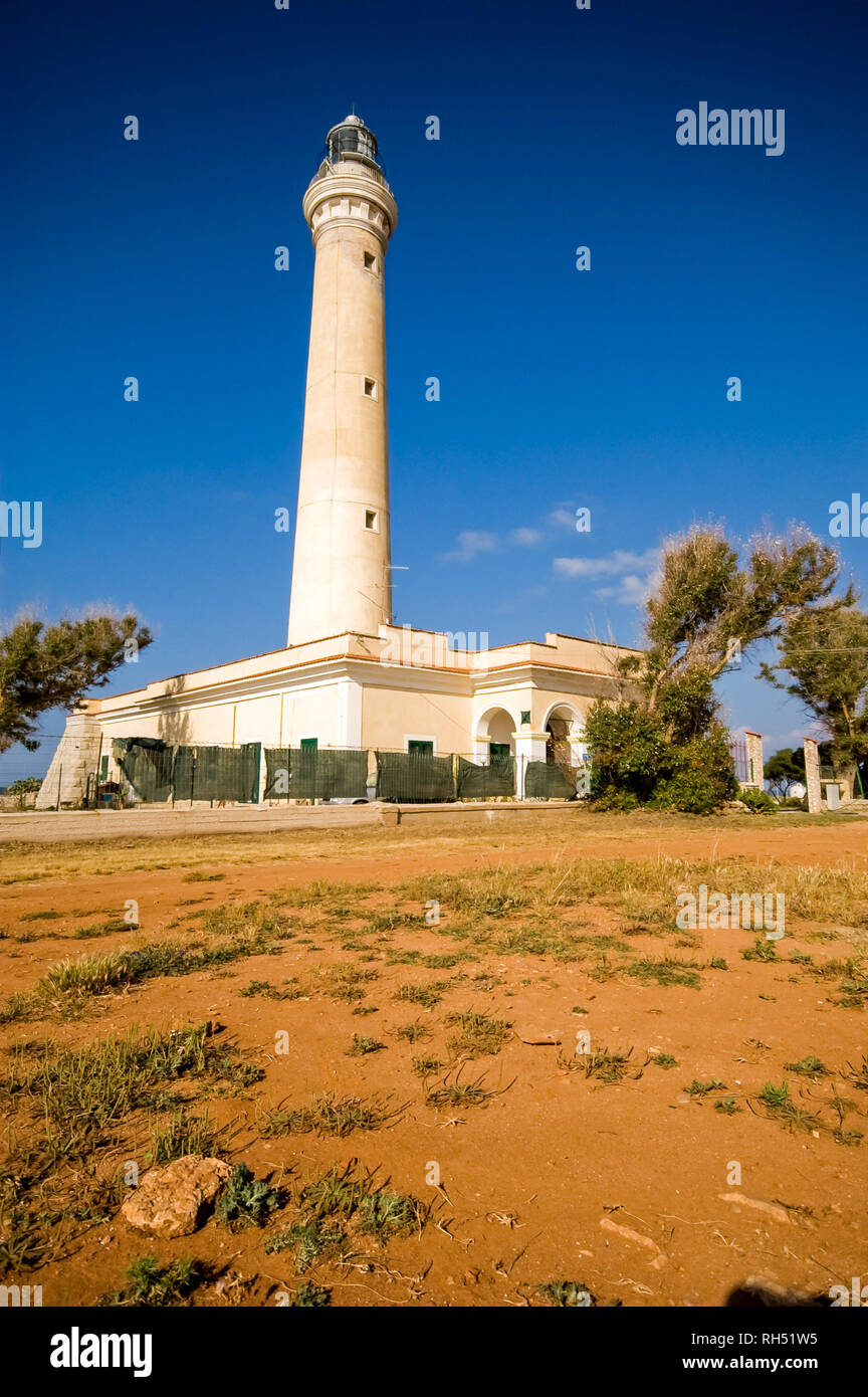 La hauteur, le phare blanc de San Vito lo Capo, resort town dans la province de Trapani, Sicile, Italie. Banque D'Images