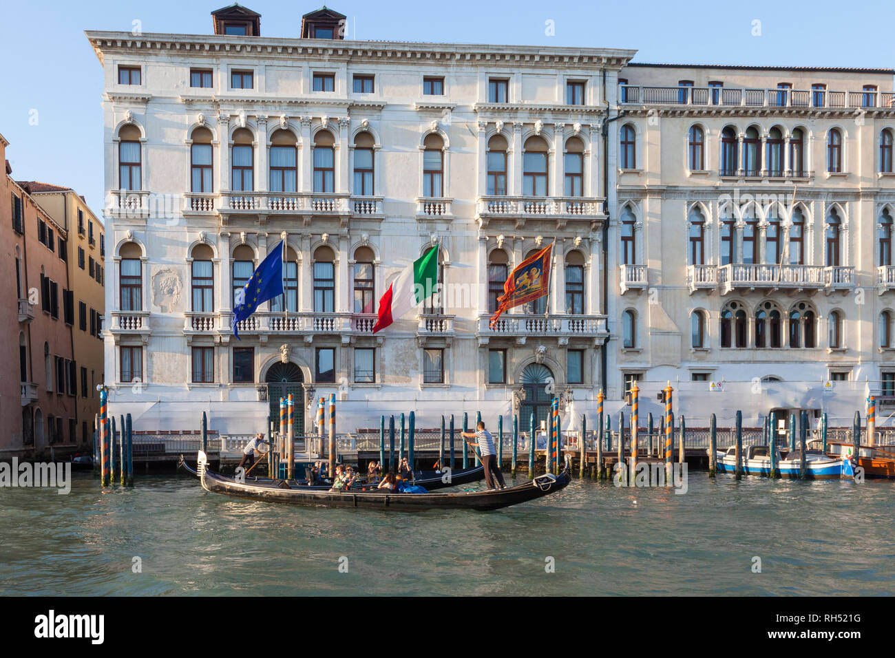 Romantique en gondole au coucher du soleil sur le Grand Canal, San Marco, Venise, Vénétie, Italie, en face du Palazzo Flangini Fini et Palazzo Manolesso Banque D'Images