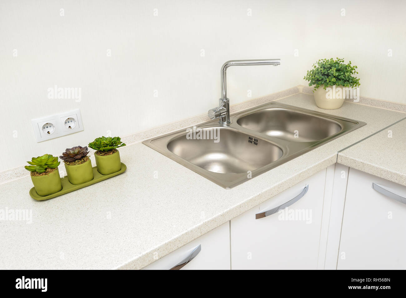 Cuisine moderne blanc avec lavabo Banque D'Images