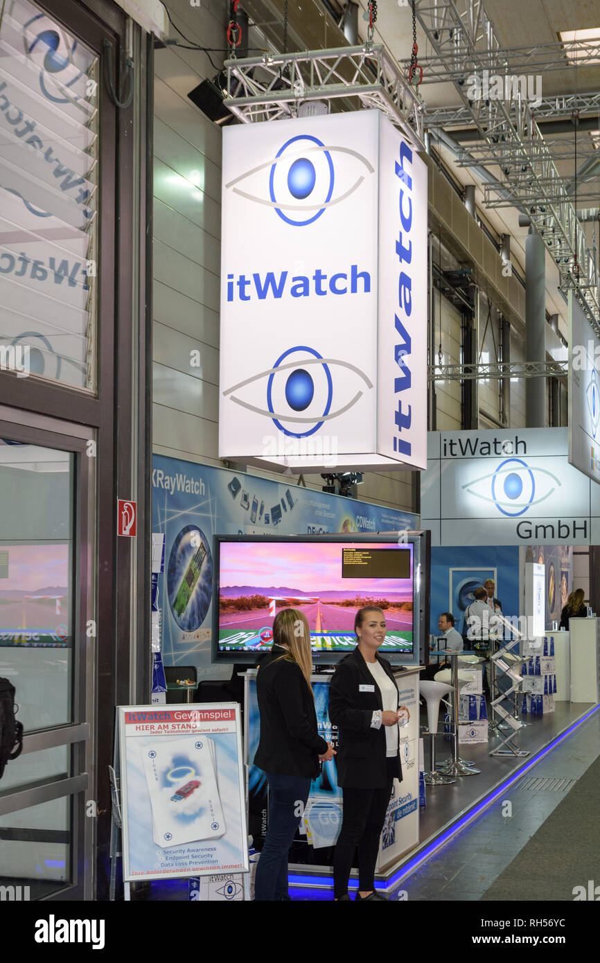 Hanovre, Allemagne - 13 juin 2018 : Deux employés de la société itWatch à leur stand au CeBIT 2018. CeBIT est le plus grand salon professionnel de l'info Banque D'Images