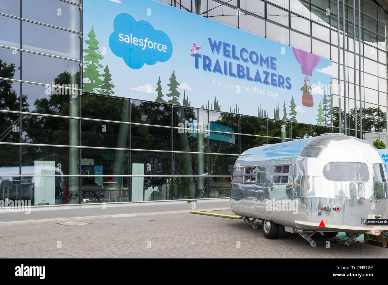 Hanovre, Allemagne - 13 juin 2018 : Immense advertising poster de la société salesforce sur leur hall au CeBIT 2018. Le CeBIT est le plus grand du monde trad Banque D'Images