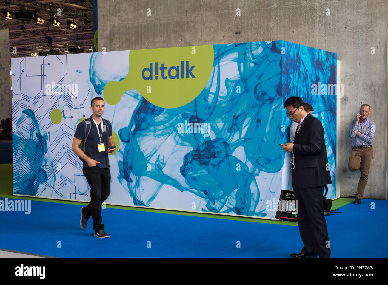 Hanovre, Allemagne - 13 juin 2018 : visiteurs juste en face d'un big d-talk affiche de conférence au CeBIT 2018. CeBIT est le plus grand salon professionnel pour Banque D'Images