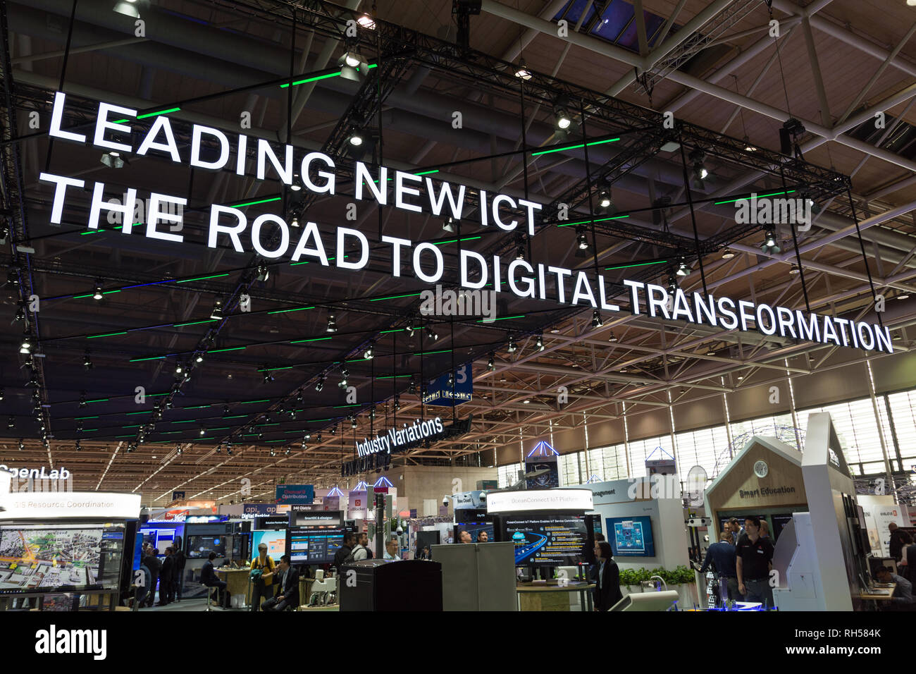 Hanovre, Allemagne - 13 juin 2018 : grande enseigne lumineuse en haut de l'énorme stand de Huawei au CeBIT 2018. CeBIT est le plus grand salon professionnel de l'informa Banque D'Images