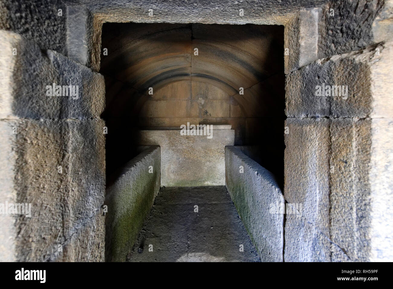 L'intérieur de la chambre de la tombe, qui se dresse sur la pente au-dessus du sanctuaire de Labranda, Turquie. Construit de gros bloc de gneiss, la tombe date fro Banque D'Images