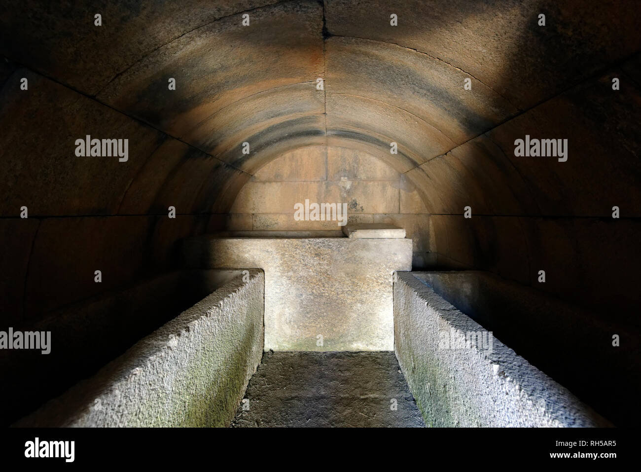 L'intérieur de la chambre de la tombe, qui se dresse sur la pente au-dessus du sanctuaire de Labranda, Turquie. Construit de gros bloc de gneiss, la tombe date fro Banque D'Images