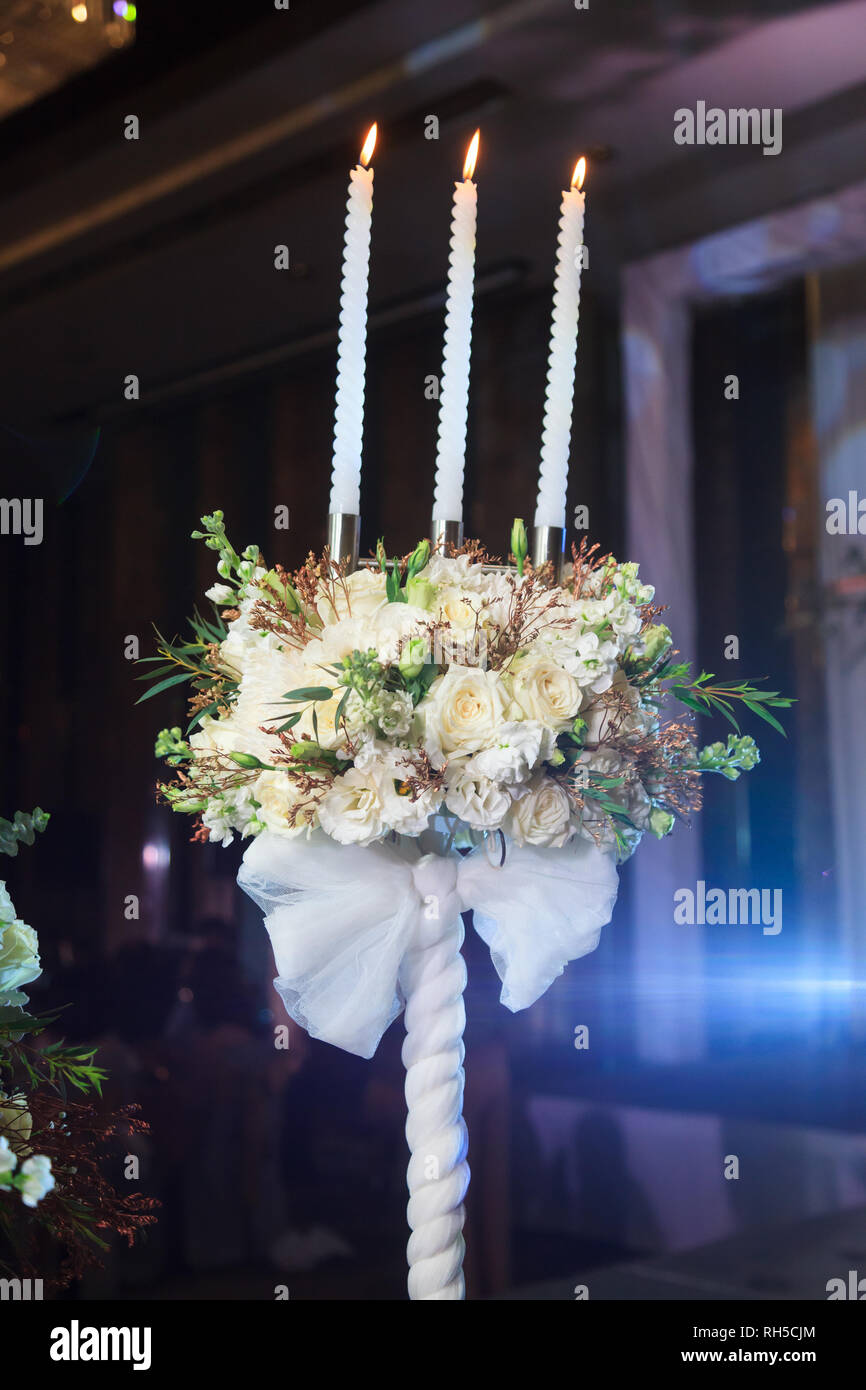 Chandelier Blanc Autel Decore D Arrangement De Fleurs Fraiches Pour L Evenement De Mariage Mariee Ceremonie De Mariage La Reception Des Outils Et Accessoires Evenement Org Photo Stock Alamy