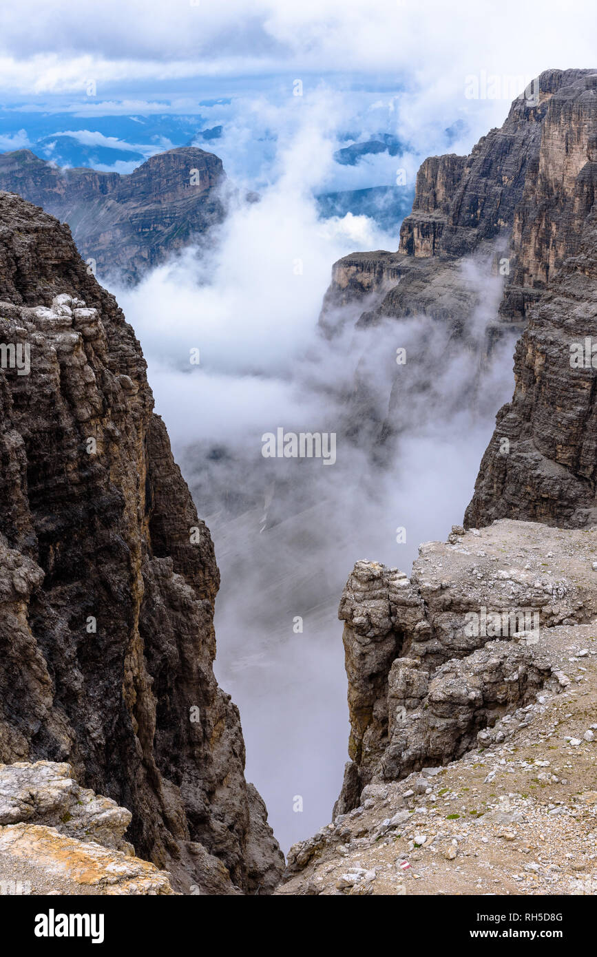 Des nuages et du brouillard obscure Val Badia vu depuis le Massif du Sella sous le Piz Boé Banque D'Images
