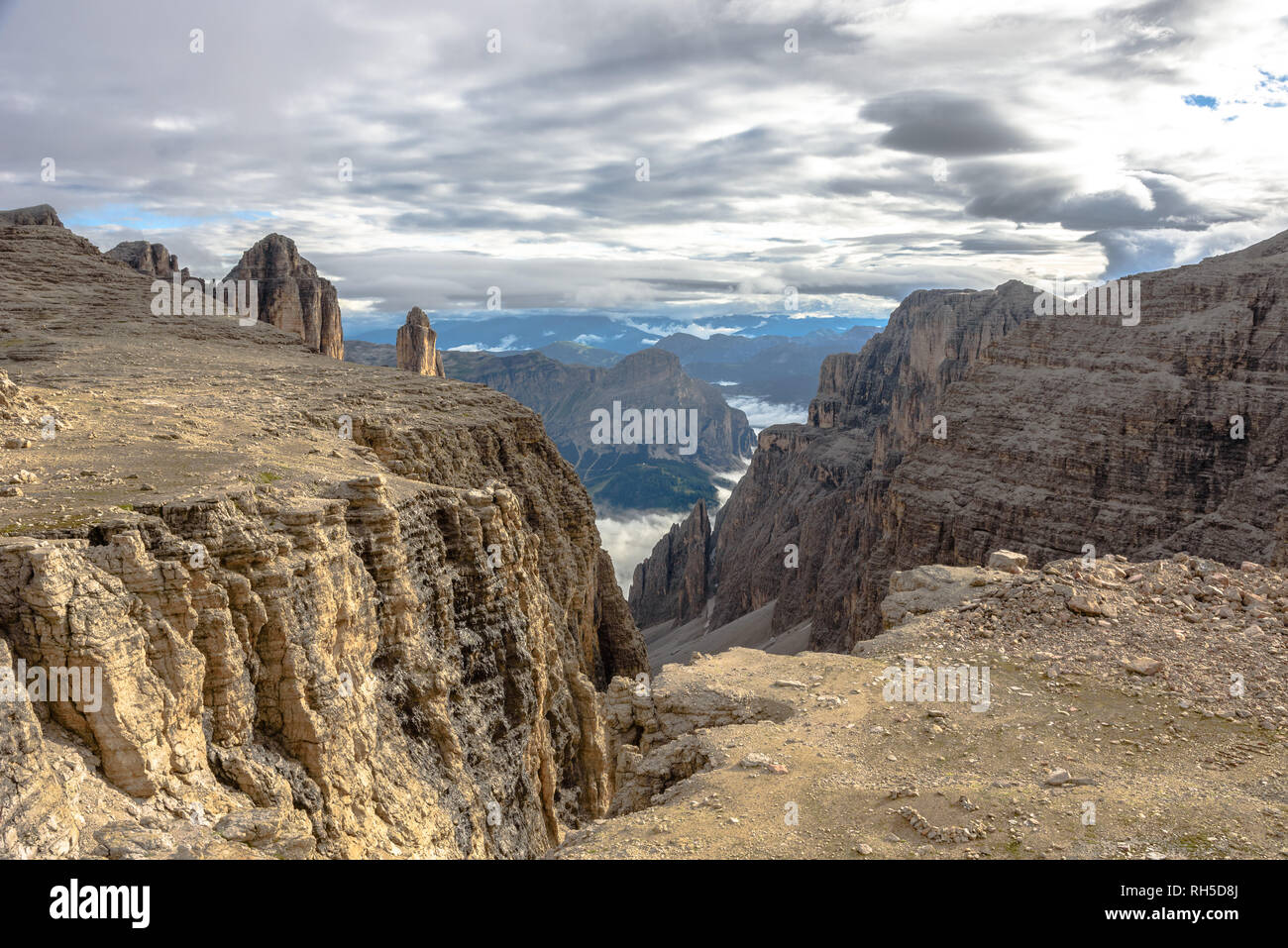 Les nuages et le brouillard obscur partiellement Val Badia vu depuis le Massif du Sella sous le Piz Boé Banque D'Images