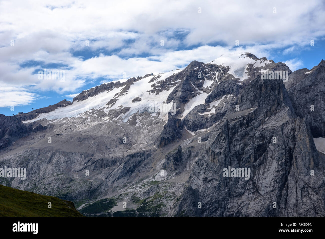 La face nord de la Marmolada avec le glacier vu de la Viel dal Pan Banque D'Images