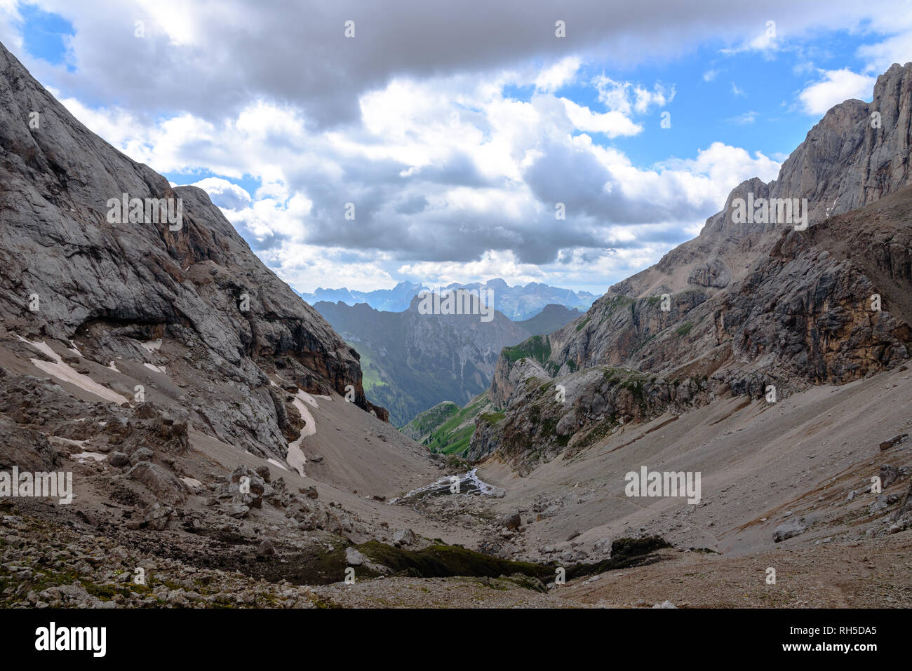 À l'égard de Passo Flora Alpina Val Ombretta avec des nuages Banque D'Images