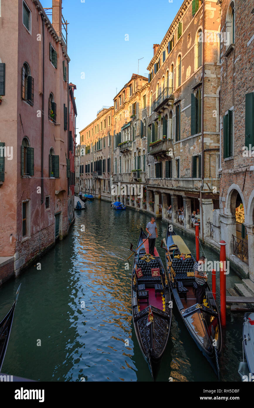 Deux gondoles parqué sur un canal dans le quartier Cannaregio de Venise en attente de nouveaux clients Banque D'Images