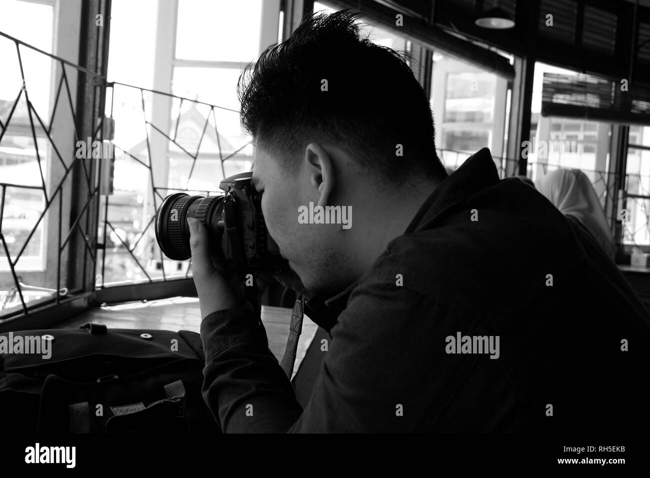 Man taking photo avec l'appareil photo en noir et blanc Banque D'Images